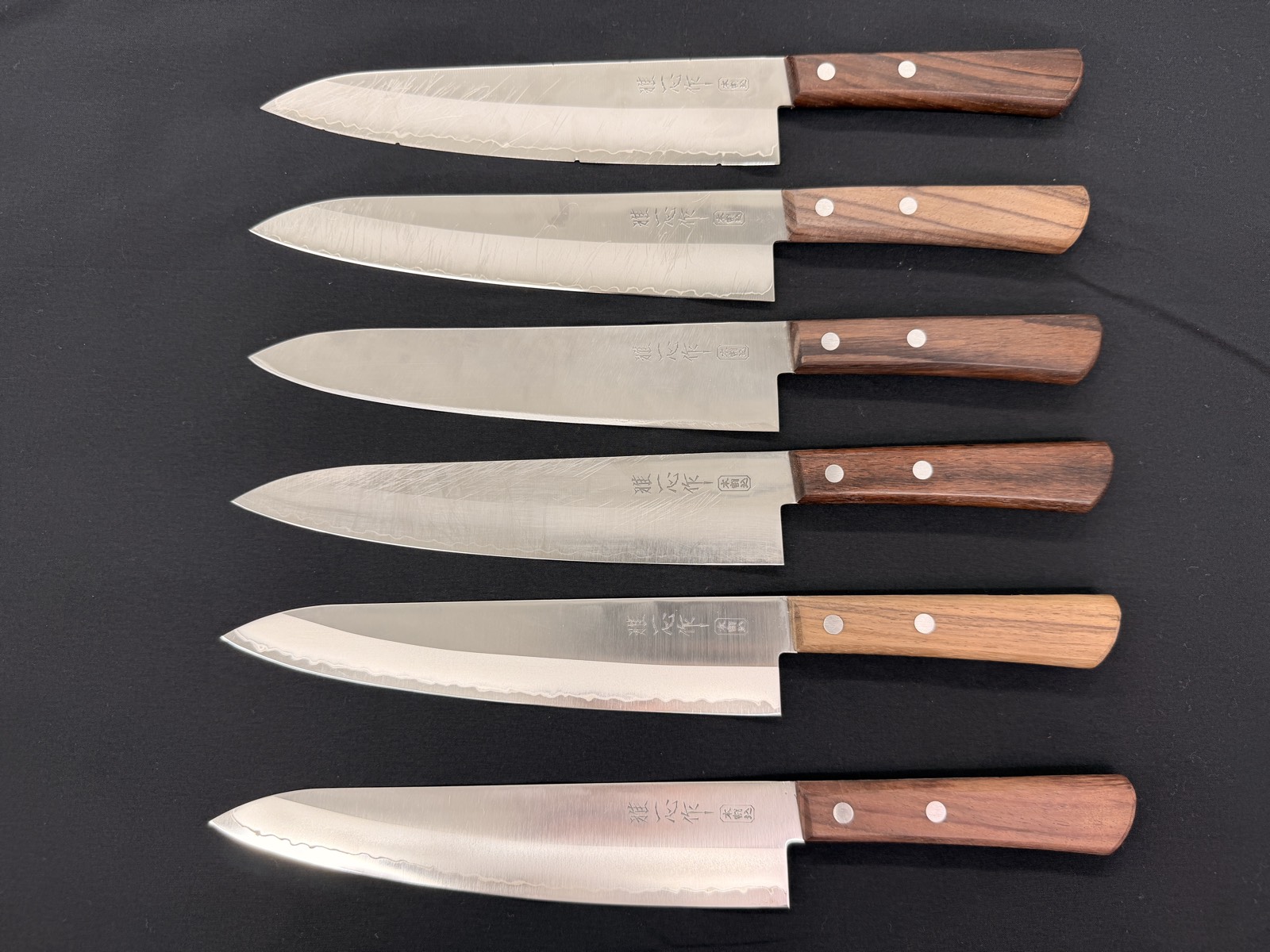 Foto, das mit jedem nachgeschärften Messer Papier schneidet und die Schärfe vergleicht