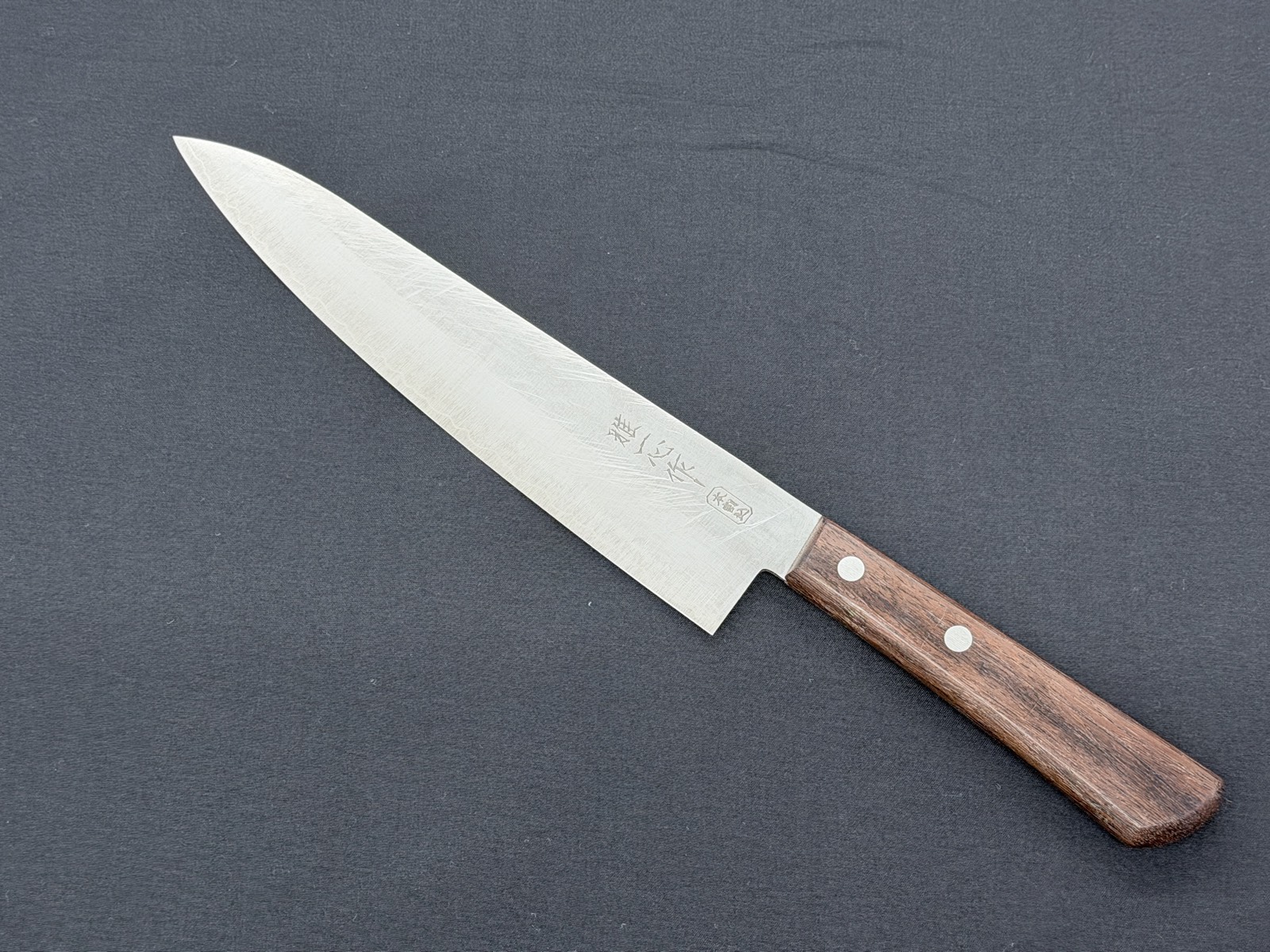 Bei Kamata Hakensha mit professioneller Fachbetriebs-Arbeit sorgfältig nachgeschärftes Santoku-Messer