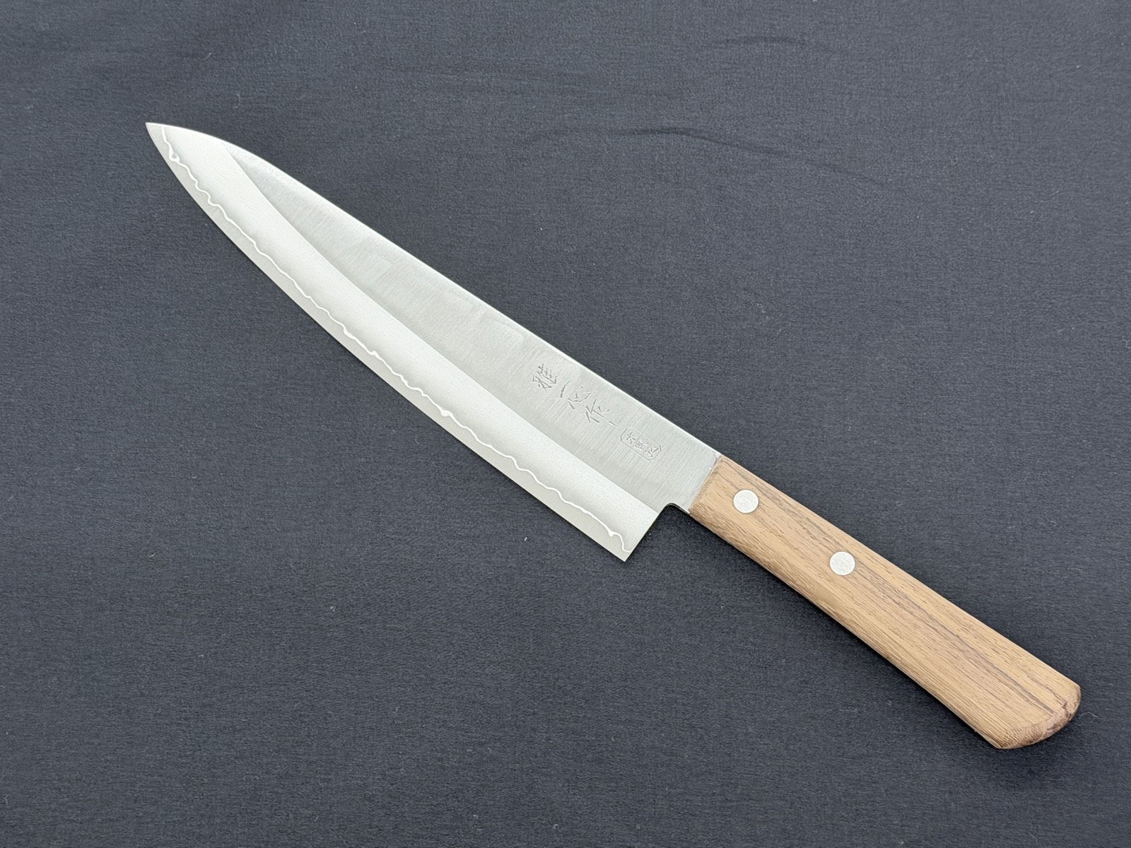 Bei Kiwami nachgeschärftes Santoku-Messer mit zurückgekehrter Schärfe, mit kostenlosem Schärf-Vorteil für Käufer im eigenen Haus
