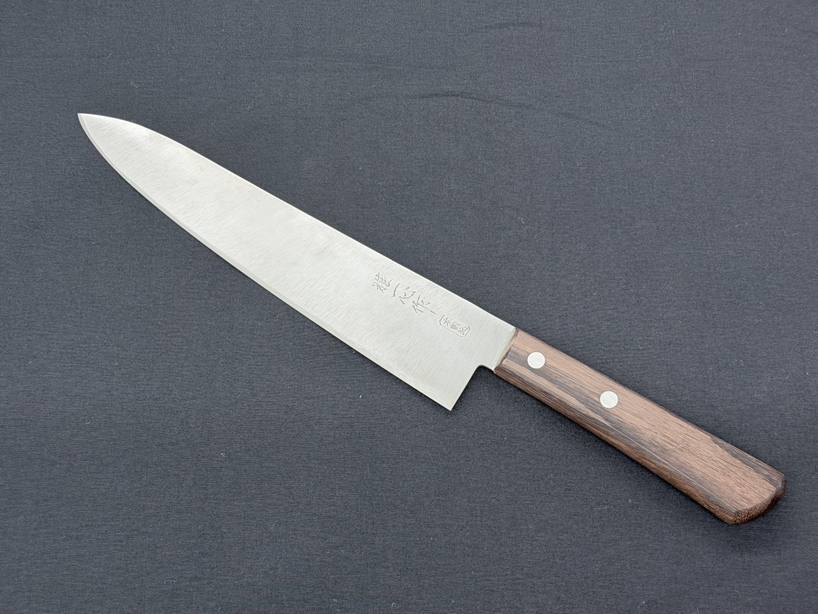 Bei Seisuke vor Ort geschärftes Santoku-Messer, dessen Schneide ihre Schärfe zuverlässig zurückgewonnen hat