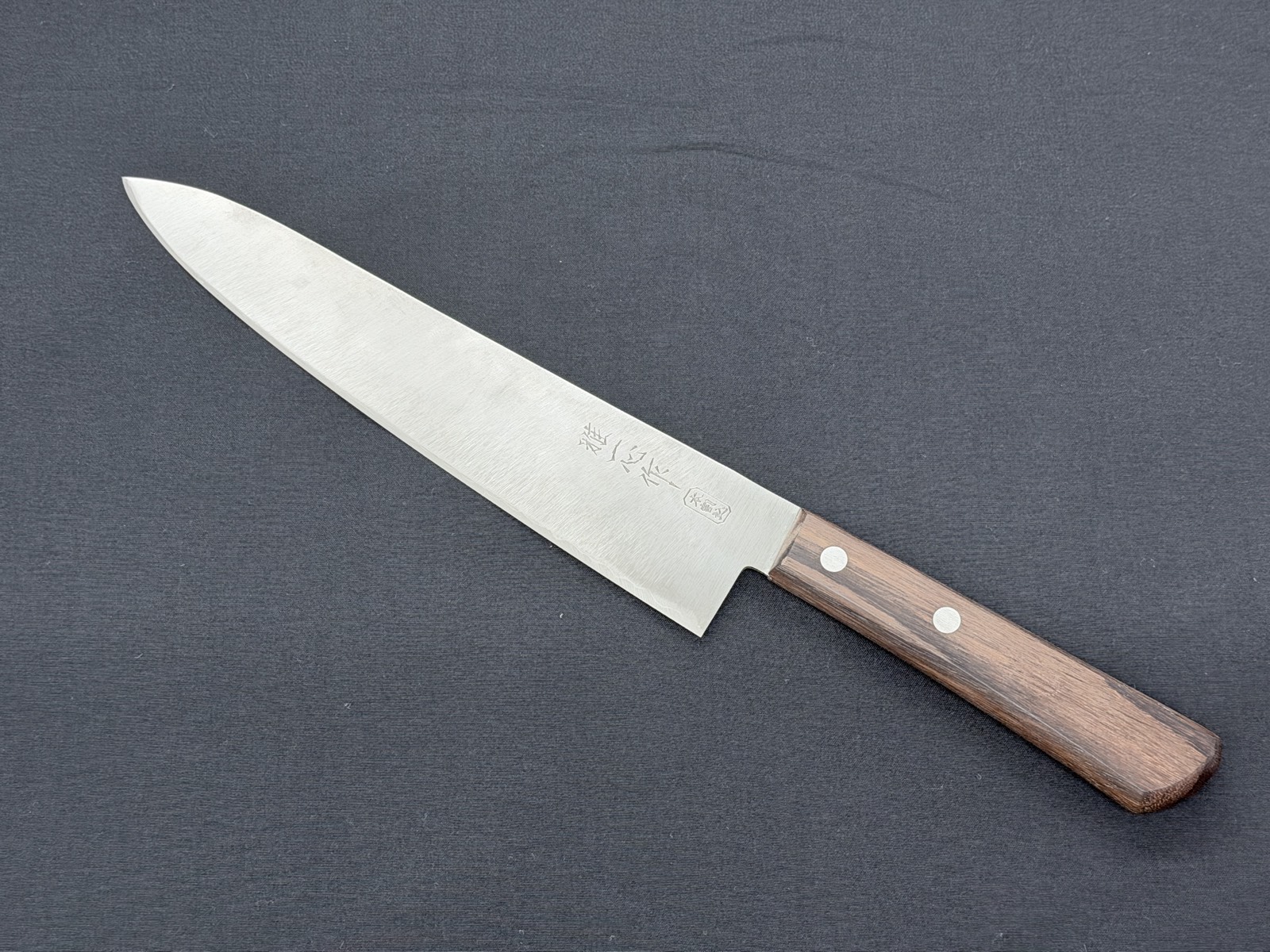 Bei Tsubaya nachgeschärftes Santoku-Messer, bei dem sogar die Kratzer der Klingenflanke zurücktraten und das schön wieder aufblühte